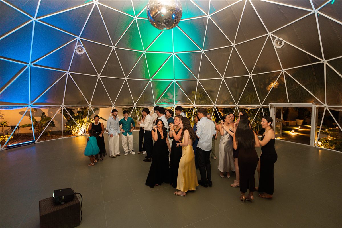 Ospiti eleganti che festeggiano sulla pista da ballo dentro la cupola
