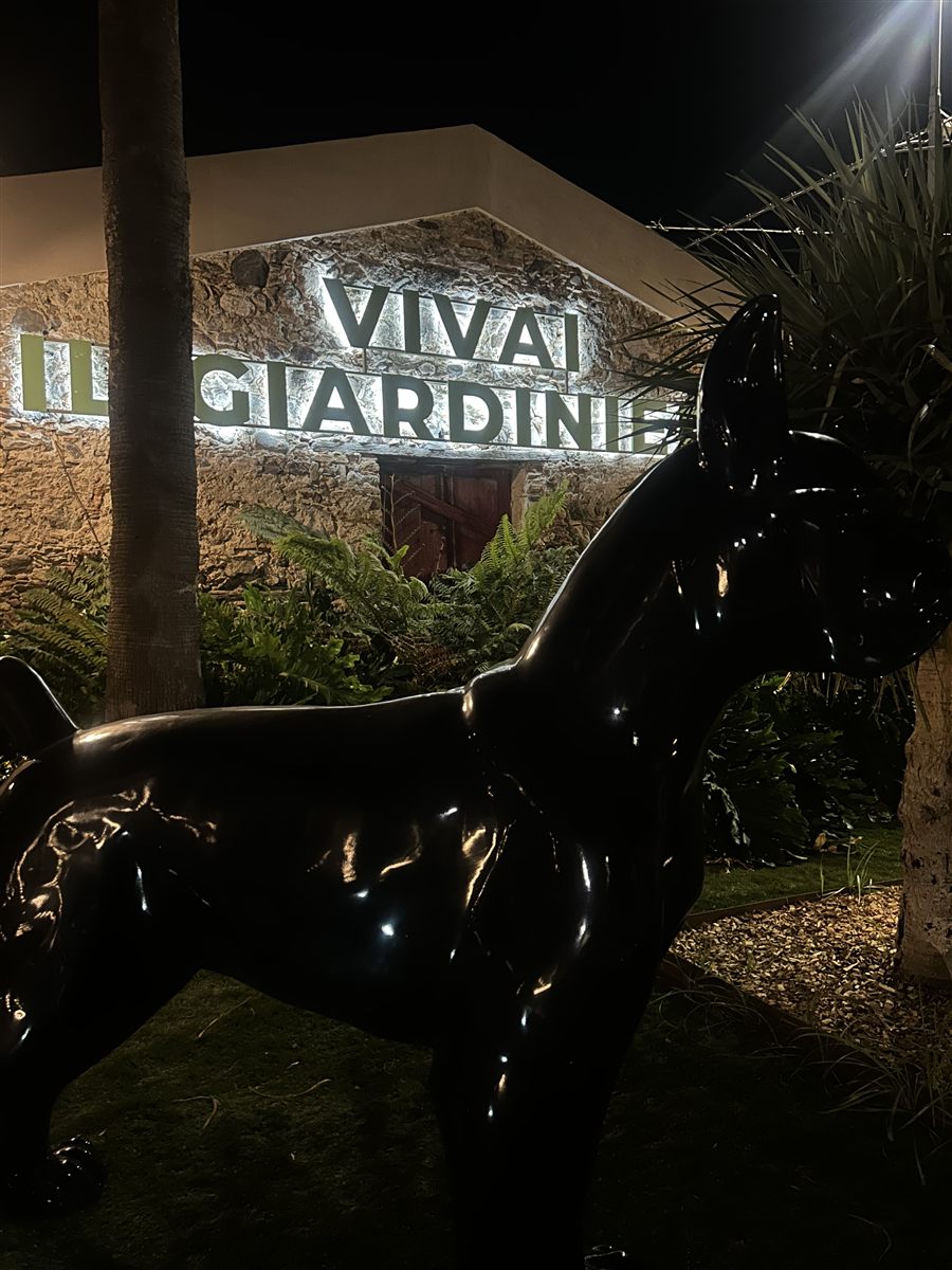 Insegna illuminata Vivai Il Giardiniere con statua di cavallo nel vivaio
